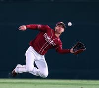 　８回、糸原の飛球を好捕する辰己（撮影・山口登）