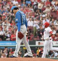 　１回、鈴木は末包に左越え２ランを許す（撮影・市尻達拡）