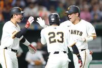 　２回、右越えに先制３ランを放ち、坂本らに迎えられる大城卓（撮影・金田祐二）