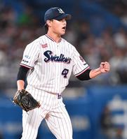 　７回、蛭間を遊ゴロに打ち取りガッツポーズを決める高橋奎（撮影・開出牧）