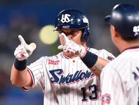 　８回、左前適時打を放ちポーズを決めるオスナ（撮影・開出牧）
