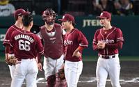 　８回、自らマウンドに出向き交代を告げる今江監督（右端）＝撮影・飯室逸平