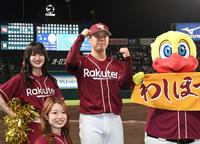 　甲子園で勝ち星を挙げ、ポーズを決める藤井（撮影・田中太一）