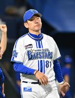 　５回、投手交代を告げた三浦監督