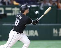 　７回、走者一掃の適時二塁打を放つソト（撮影・金田祐二）