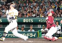 　９回、原口が凡打に倒れゲームセット。ベンチで険しい表情を浮かべる岡田監督（撮影・田中太一）