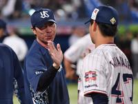 　今季２勝目を上げた高橋奎（右）とタッチを交わす高津監督（撮影・開出牧）