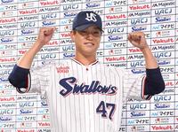 　今季２勝目を挙げ、お立ち台でガッツポーズを決める高橋奎（撮影・開出牧）