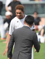 　侍ジャパン・井端監督にあいさつする万波（撮影・市尻達拡）
