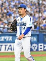 　１回の投球を終え、ベンチに戻る石田健