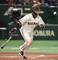 　６回、右前に２点打を放つ丸