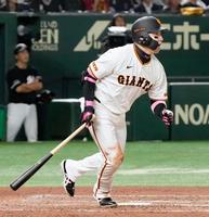 　６回、丸が右前に２点打を放つ