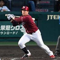 　４回、右前適時打を放つ藤井（撮影・飯室逸平）