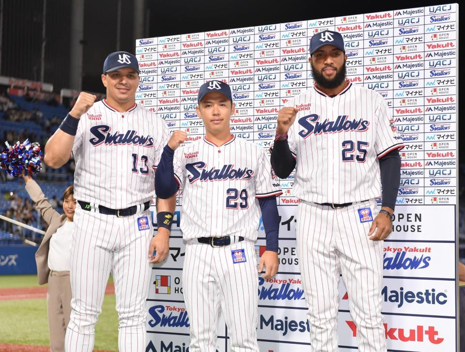 　今季２勝目を挙げ、お立ち台でガッツポーズを決める小川。左は３ランを放ったオスナ、右は逆転の２点適時打を放ったサンタナ（撮影・開出牧）
