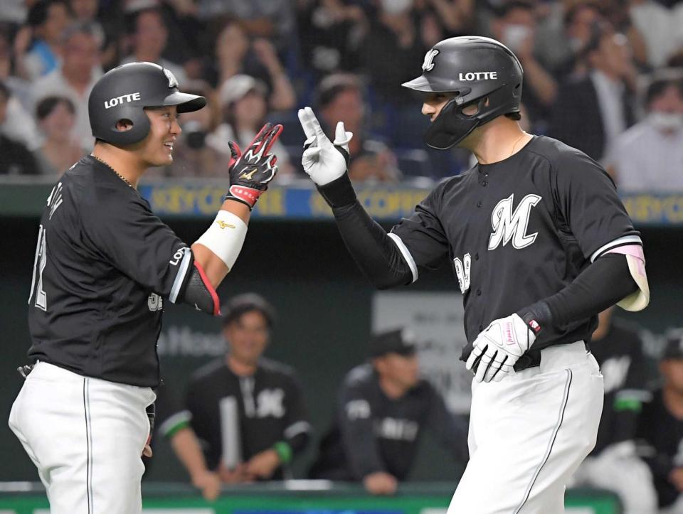 　４回、先制３ランを放ち佐藤（左）に迎えられるソト（撮影・佐藤厚）