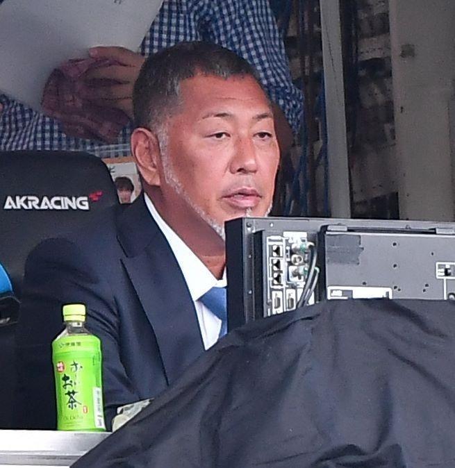 　試合前、スーツ姿で放送ブースに現れた清原和博氏（撮影・開出牧）