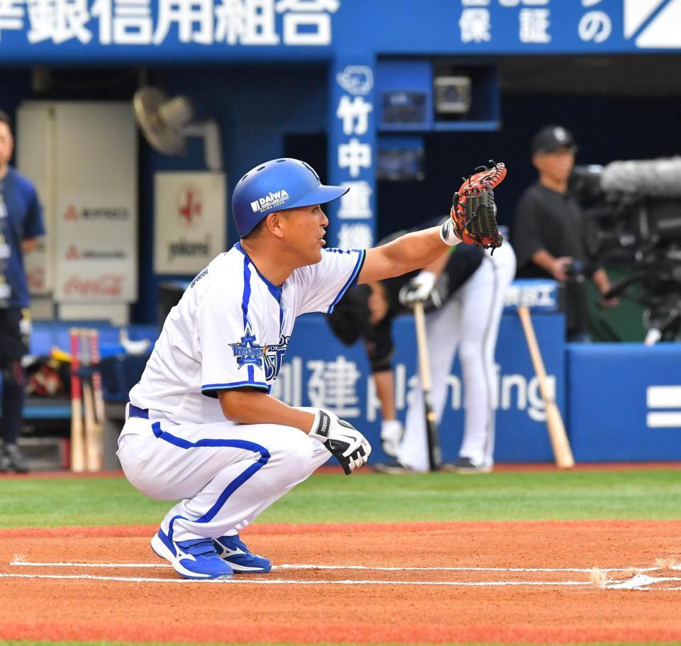 　ＯＢ１打席対決で、まずは捕手で球を受ける谷繁元信氏（撮影・持木克友）