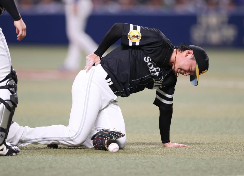 　３回、福永の打球を受け倒れ込む東浜