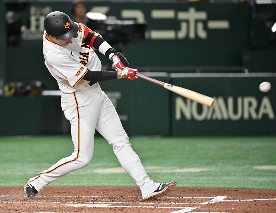 　６回、右前打を放つ坂本