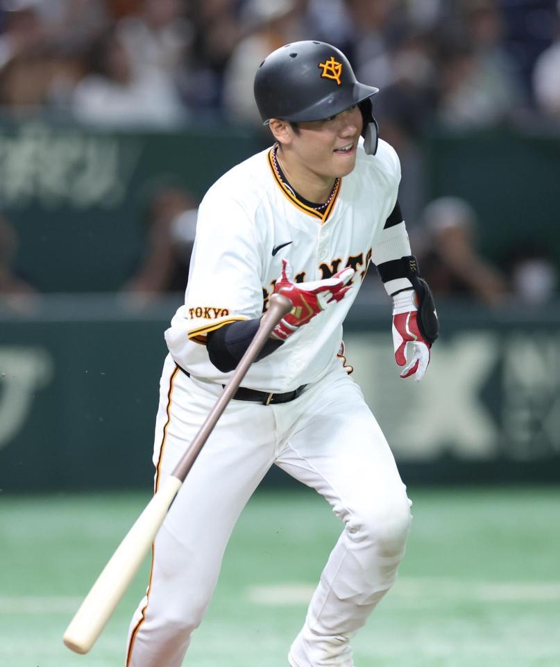 　６回、右前打を放つ坂本（撮影・金田祐二）