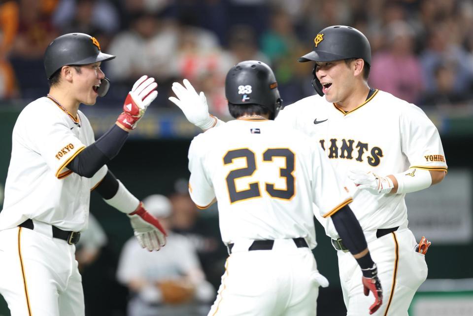 　２回、右越えに先制３ランを放ち、坂本らに迎えられる大城卓（撮影・金田祐二）