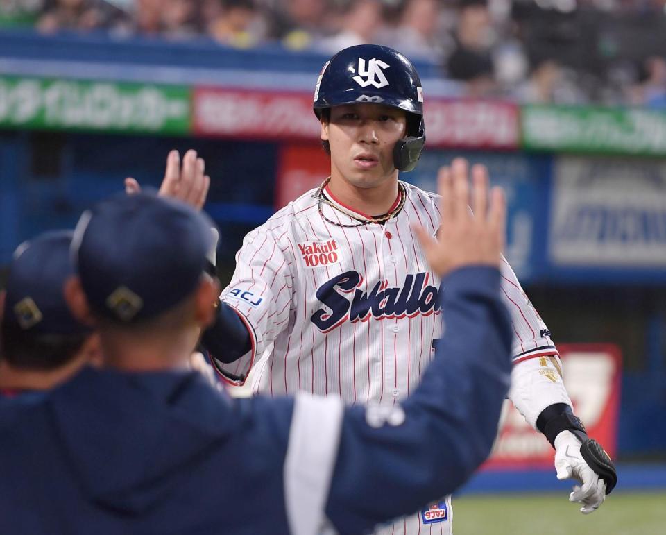 　３回、左越えソロを放ちナインとタッチを交わす山田（撮影・開出牧）