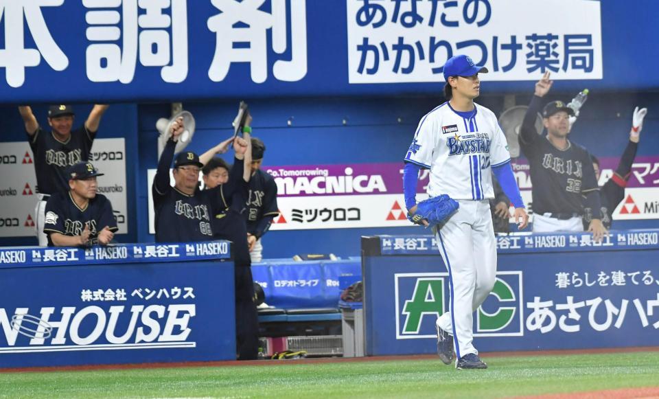 　６回、西川に適時打を打たれた坂本と、沸くオリックスベンチ（撮影・持木克友）