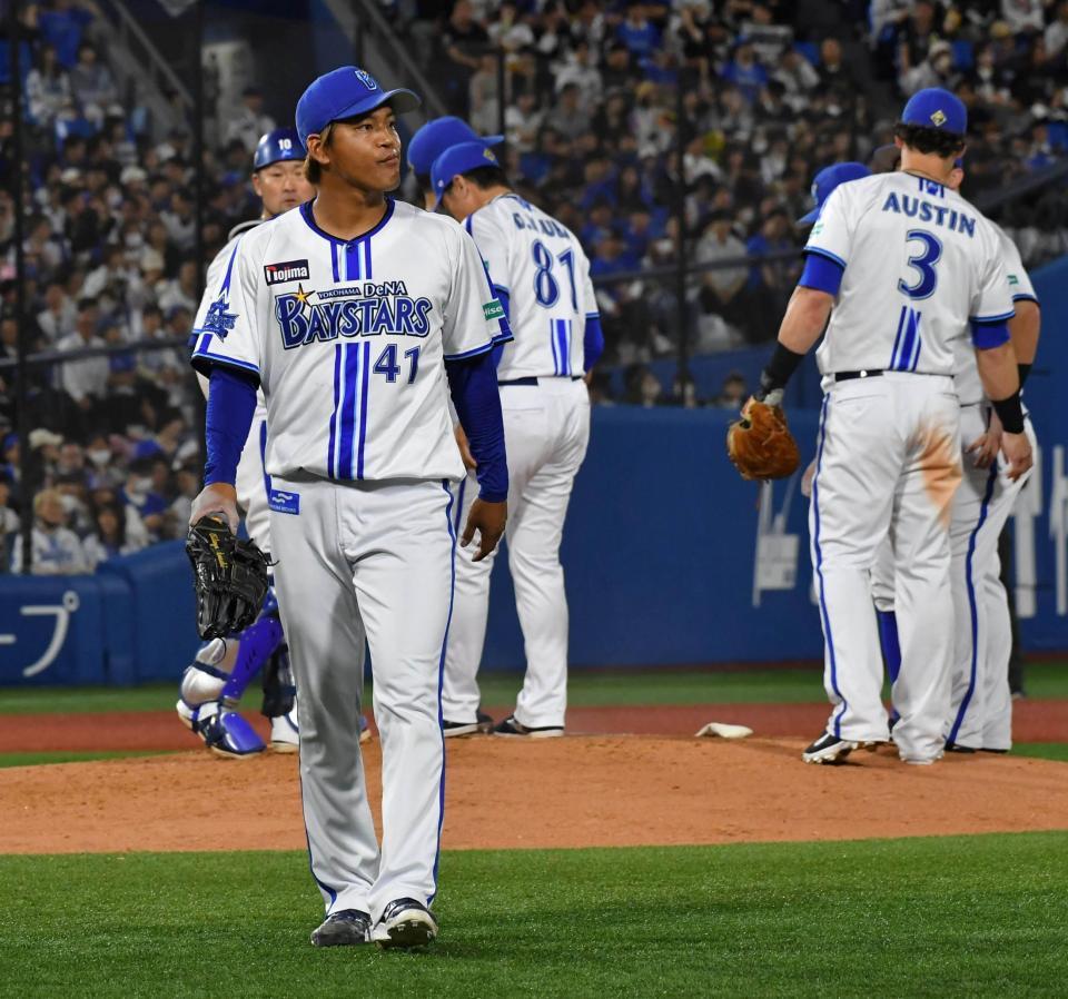 　６回、ピンチで降板する佐々木（撮影・持木克友）