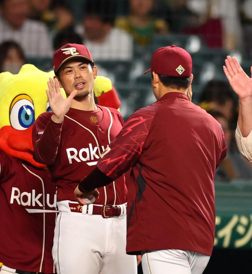 　阪神に３連勝し、藤井を迎える今江監督（左）＝撮影・山口登
