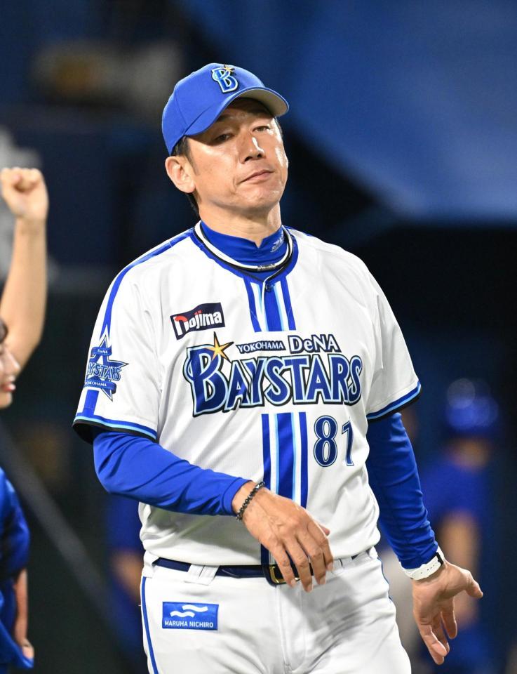 　５回、投手交代を告げた三浦監督