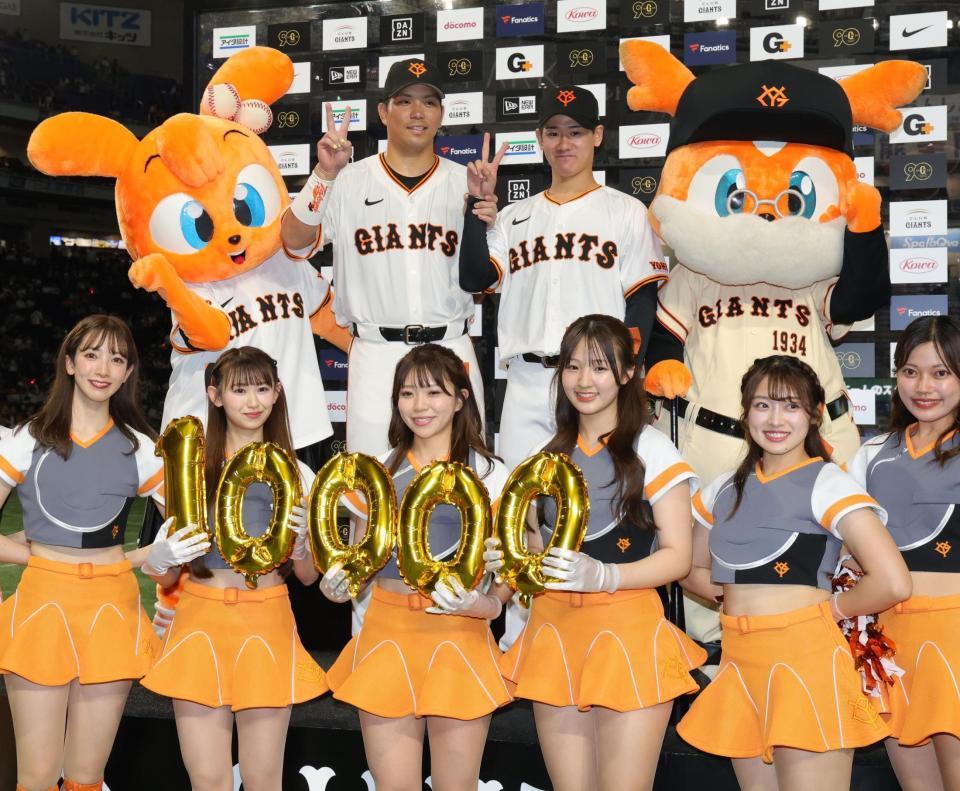 　２リーグ制後１００００試合目に勝利し笑顔の大城卓と井上（撮影・金田祐二）