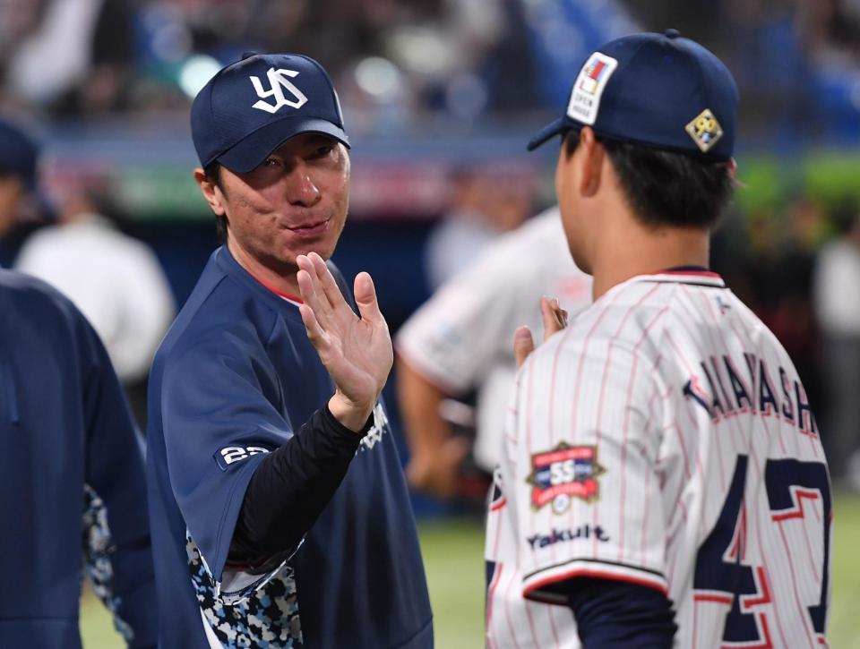　今季２勝目を上げた高橋奎（右）とタッチを交わす高津監督（撮影・開出牧）