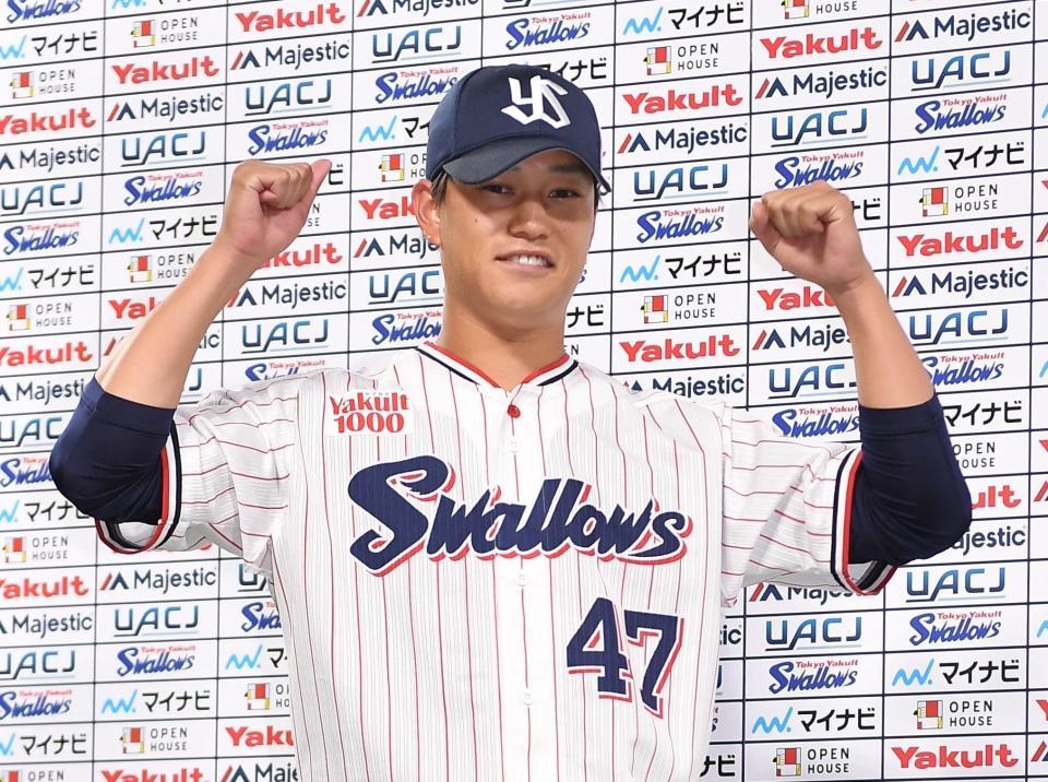 　今季２勝目を挙げ、お立ち台でガッツポーズを決める高橋奎（撮影・開出牧）