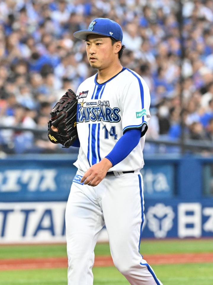 　１回の投球を終え、ベンチに戻る石田健