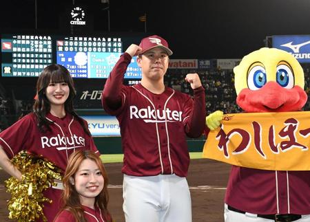 　甲子園で勝ち星を挙げ、ポーズを決める藤井（撮影・田中太一）