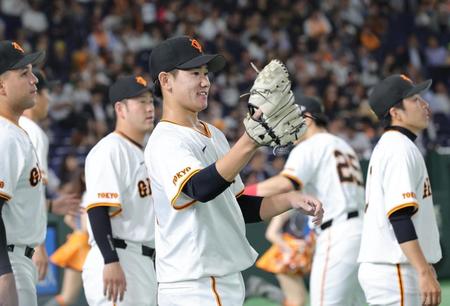 　笑顔でナインを迎える井上（撮影・金田祐二）