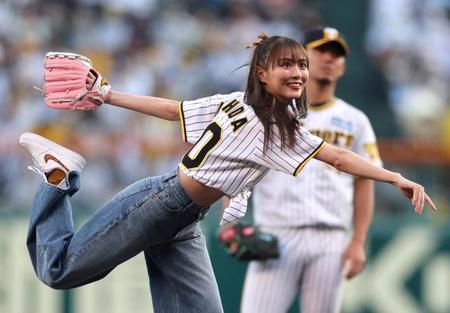 　始球式をする内田理央（撮影・田中太一）