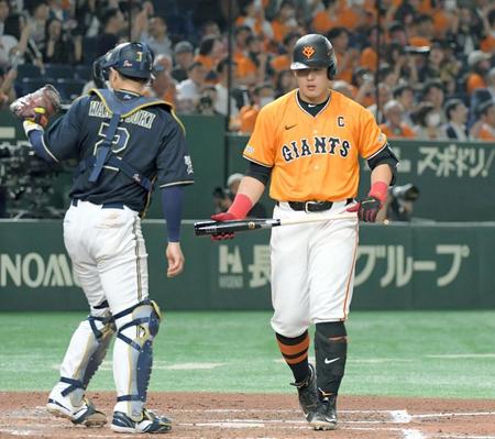 ９回、岡本和が空振り三振に倒れ、試合終了となる（撮影・佐藤厚）