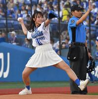 　始球式を務める百川晴香（撮影・持木克友）