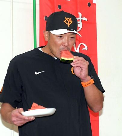巨人　千葉県の富里すいか贈呈式　長嶋氏も食べることで有名　出席した阿部監督は「みずみずしい」