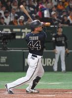 　４回、頓宮は右前に２点適時打を放つ（撮影・佐藤厚）