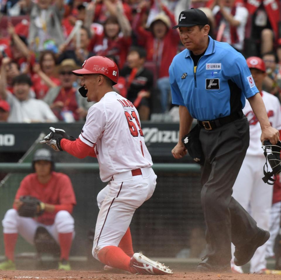 　２回、佐々木の一塁悪送球の間に、本塁へ滑り込んだ矢野は力強く手を叩く（撮影・市尻達拡）