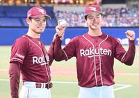 　プロ初勝利を挙げ、今江監督（左）に祝福される古謝