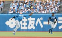 　８回、オスナの打球を水野が捕れず（撮影・金田祐二）