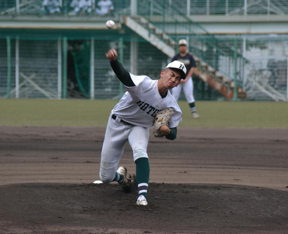 　先発して８回５安打１失点と好投した報徳学園・今朝丸裕喜投手