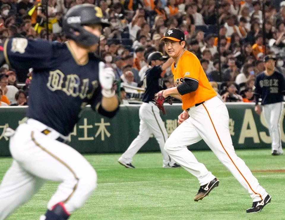 　３回、西川（手前）に適時二塁打を許した菅野