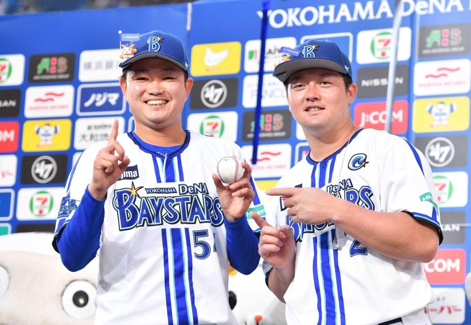 　プロ初登板初勝利を挙げた石田裕（左）。牧から祝福され笑顔がはじける（撮影・開出牧）