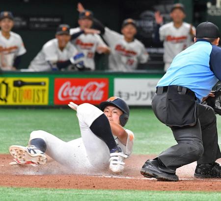 　６回、ショートの一塁悪送球の間に勝ち越しホームをつく和歌山大・伊東太希（撮影・持木克友）