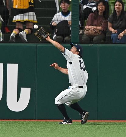 　１回、末包の飛球を好捕する奥村（撮影・園田高夫）