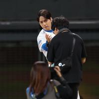 　試合前に登場し、カメラに向かってポーズを決める山崎育三郎（奥）＝撮影・中島達哉